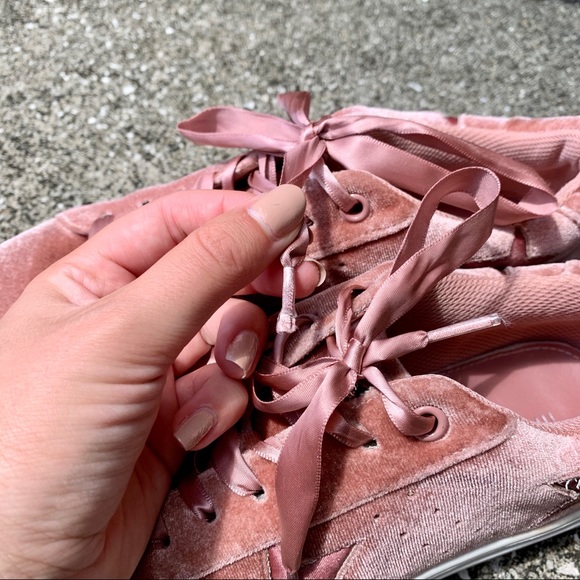 Madden Girl Velvet Star Sneakers Size 7 - Picture 16 of 16